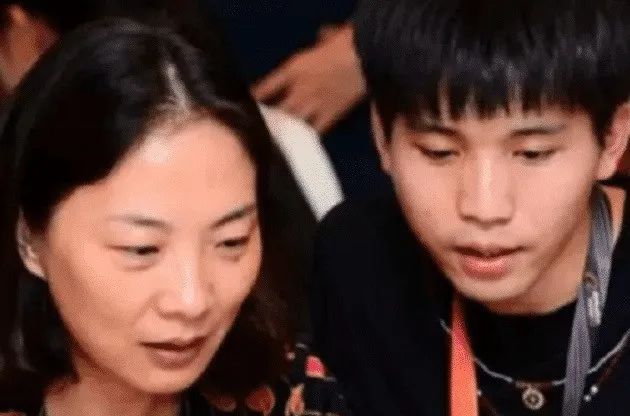 [阿里巴巴]马云刚开公司的时候, 答应前台小妹干满10年就给2亿, 她结果怎样