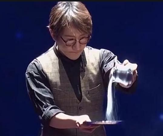 刘谦@7年前，王力宏冲到春晚后台，怒扇刘谦一耳光，到底发生了什么