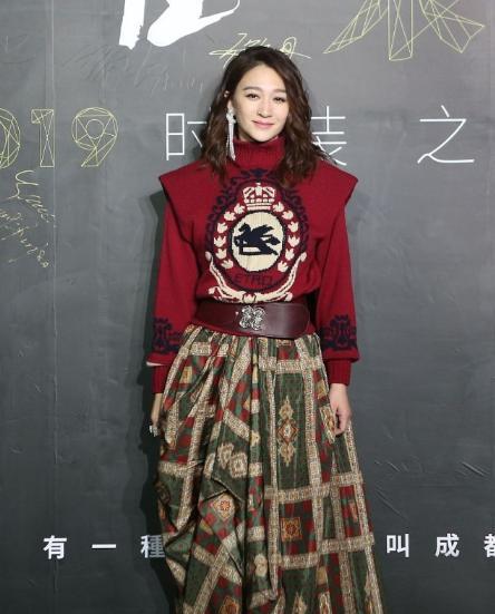 穿衣搭配|李小冉这是啥造型,波浪卷搭配老气裙子,不过身材比例很正