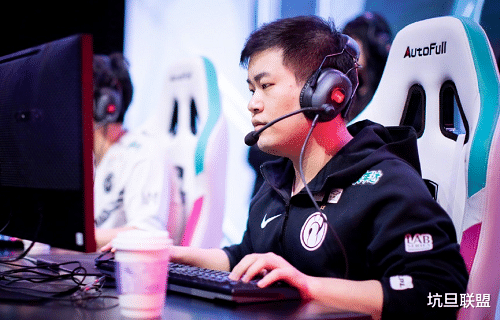 baolan▲S8冠军辅助Baolan现状扎心，不仅替补坐穿，想双排都要等到快天亮