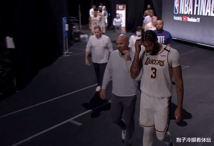 湖人队|两人提前离场！湖人输球超尬时刻：场上只剩3人差点违例 酱油男被迫营业