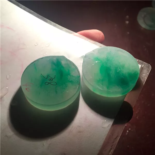 翡翠▲用剩下的翡翠边角料出了四个飘花平安扣，旁人欲高价购买货主却死活不卖！