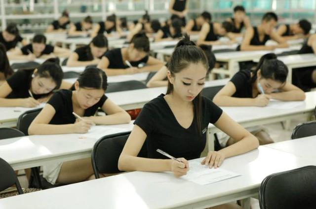 考试|刚高考结束就跟女团成员在酒店过夜,这个童星是不是太急了?