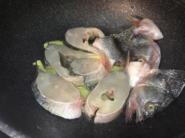 【鲈鱼】补肝肾，健脾胃！夏天多吃此鱼，虽然贵了点，但是肉嫩刺少特别鲜