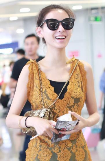 生图|女明星究竟有多瘦？生图下瘦到脱像，堪称行走的“纸片人”！