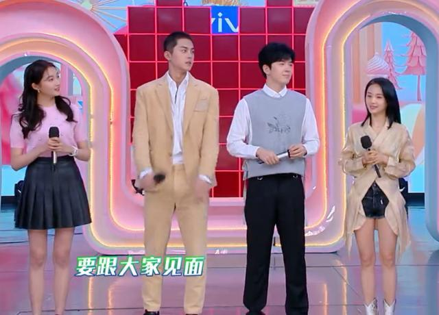 「关晓彤」22岁关晓彤与32岁王子文录综艺同台，看到两人的坐姿，才知差别在哪