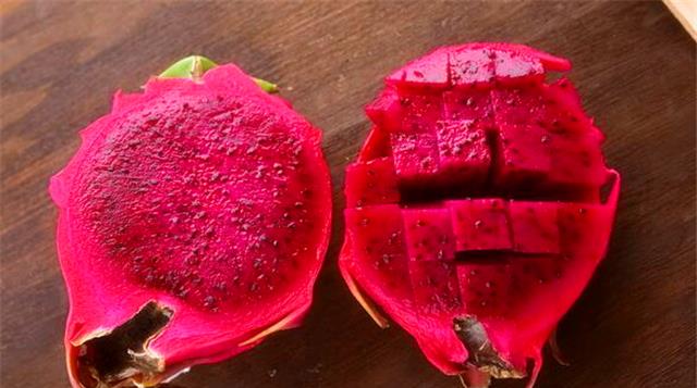 「排毒」吃红心火龙果以后,大小便都是红的,对身体有危害吗?看医生理解