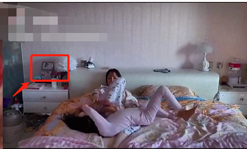 李小璐曬視頻分享母女時光，與甜馨床上嘻笑打鬧，床頭照片引關註-圖4