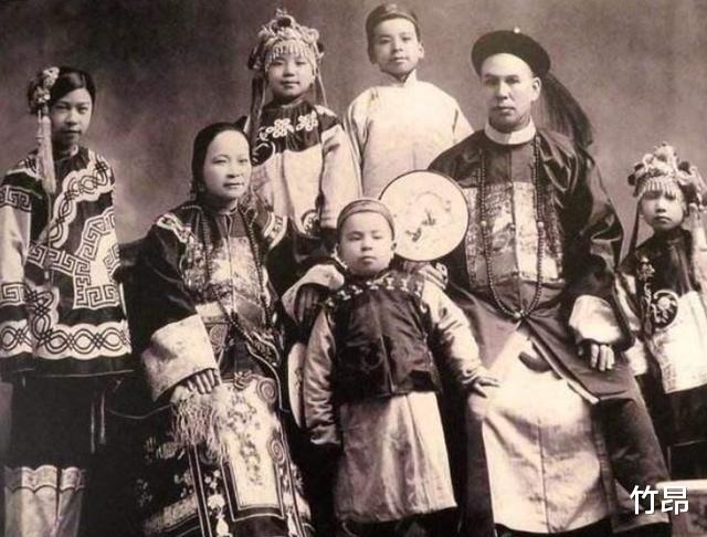 |身为妾室，她在饭桌前站了24年，儿子科举及第后丈夫说：坐下吃吧
