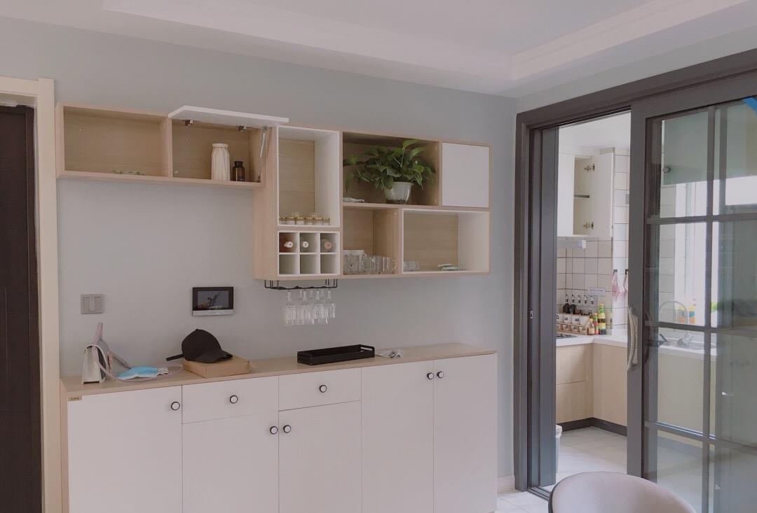 ##她家自己设计，石膏线条做背景墙，家具来源网购，完工后很漂亮！