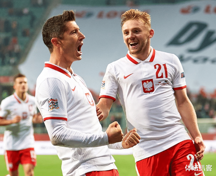 莱万|3-0！世界第19空降榜首，6千万巨星2射1传，超越伊布+刷新纪录