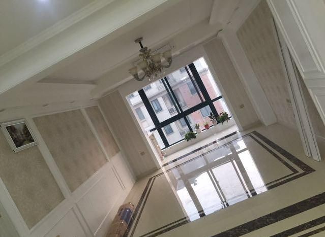 []135㎡新房交给爸妈装修，硬装挺大气的，尽管沙发搭配不太入眼