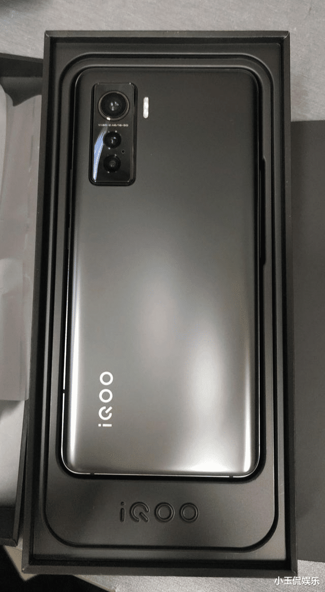 |4000预算，不要曲面屏，iQOO5跟小米10哪个好？