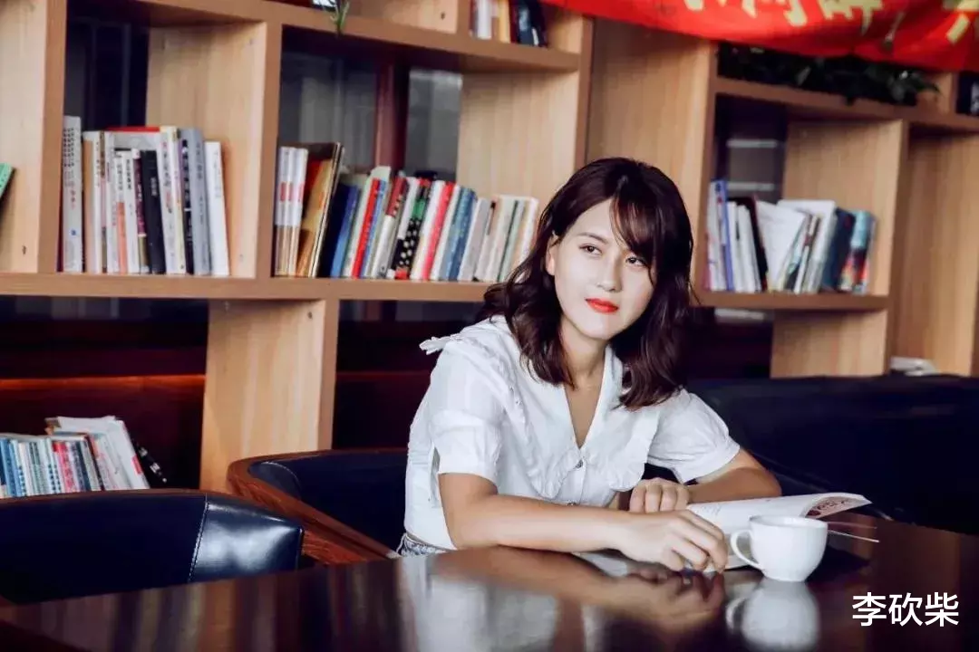 李砍柴|歪脸女孩整容成功,丑小鸭变天鹅,她为何还回大山当老师