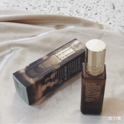 #保湿#大牌精华合集：高能小棕瓶质地更黏稠，小黑瓶保湿效果不错
