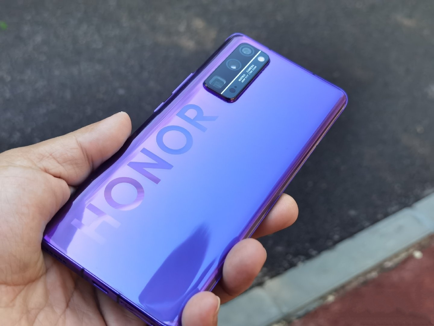 「华为荣耀」都是麒麟985，华为Nova7和荣耀30谁更好？网友：仔细看差距很大！