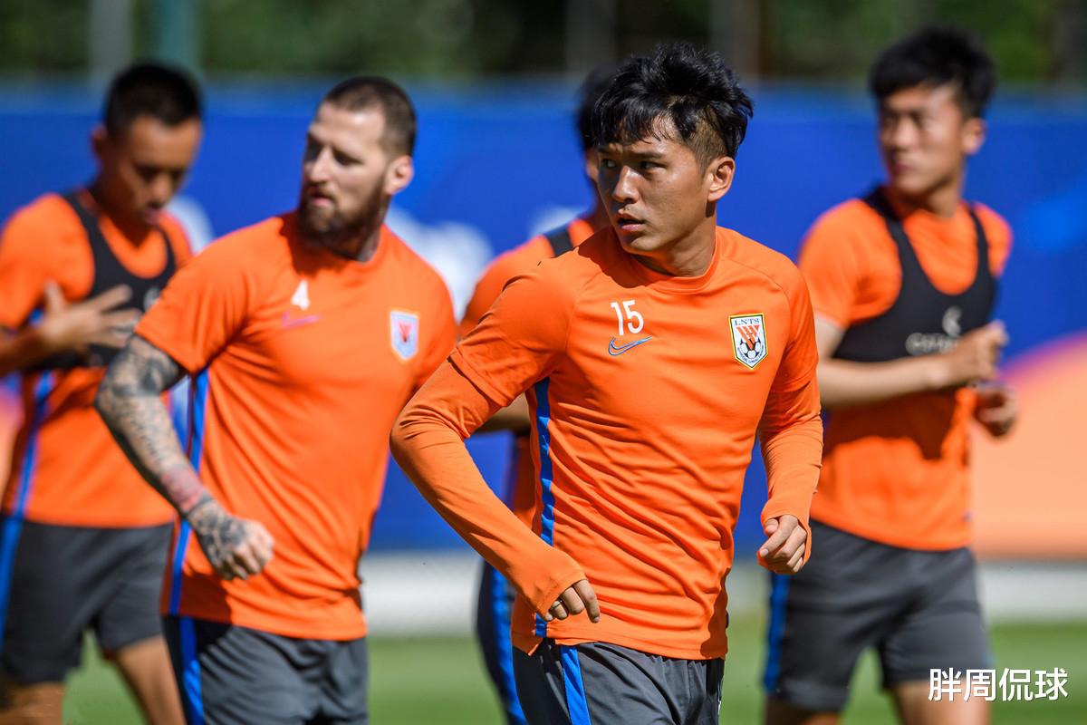 山东鲁能|鲁能27岁飞翼2年仅踢9场,放弃24号魔咒球衣,李霄鹏委以重任