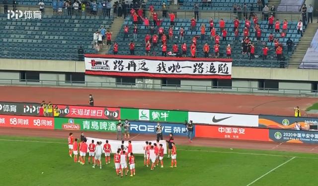 广州恒大|差点玩砸!卡纳瓦罗甩水发泄,赛后恒大全队出现暖人1幕