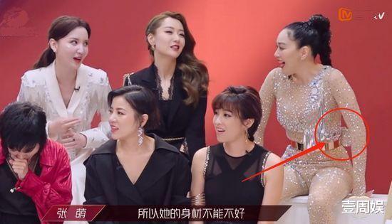 黄圣依：张雨绮钟丽缇的穿着一言难尽，黄圣依穿成公主，却让女星提鞋！