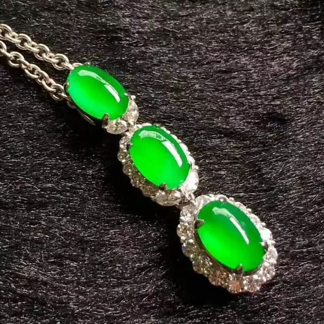 『翡翠』老大爷嫌自己佩戴的翡翠水头不太好，将其用水一泡，结果揪心了！