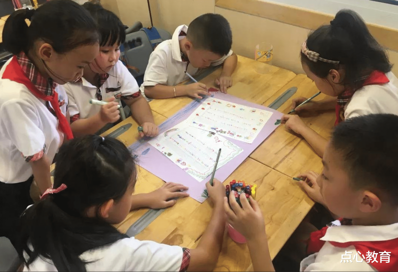 教师|教师在办公室批作业时听音乐，被通报批评、罚钱，合理吗