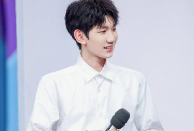 关晓彤■同为明星白衬衫:躲过了任嘉伦,逃过了吴磊,却被易烊千玺迷住!