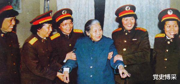 []唯一开国女将军逝世时，除了赫赫醒目的四枚勋章，遗物清单看完令人痛心