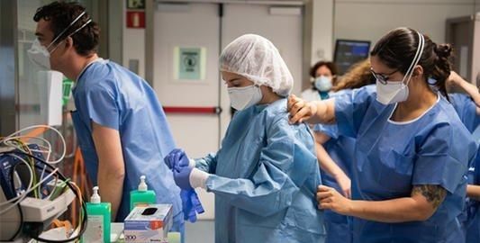 『美国』5月3日6时,美国疫情疯狂暴发,特朗普宣布重大决定,美民众:这下完了