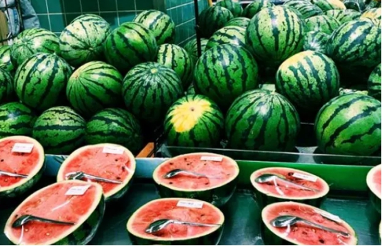 西瓜|为什么水果店的西瓜总是切开卖？原来藏着这么多猫腻，涨知识了