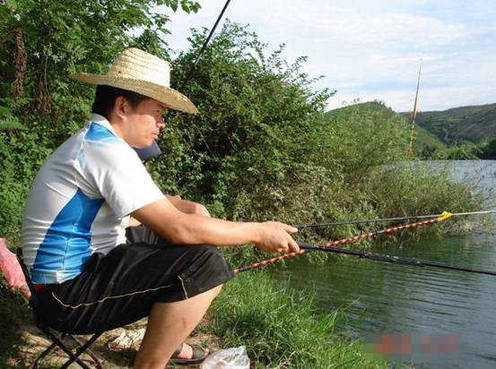 『』男子外出钓鱼，结果没钓着一条鱼，但带回了两个宝贝