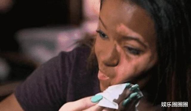 卸妆|女孩坚持化妆七年，家人都没见过她卸妆的样子，看到素颜后我能理解了