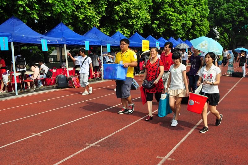 大学生|孩子大学生活费每月需要父母给多少？老师表示：两三千的太离谱。