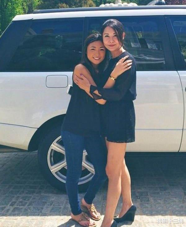 |叶玉卿全家出海钓鱼,大女儿秀火辣身材,心情不受破产影响