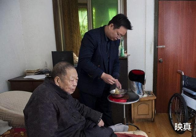 映真|清华毕业当了保安，月薪2000元，被人调侃想不开，当事人：不后悔