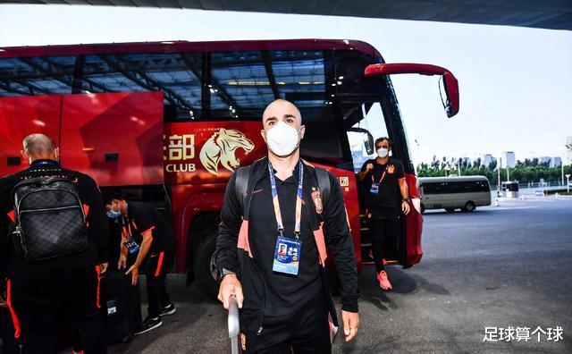 广州恒大|冠军恒大来了！光头卡纳瓦罗，保利尼奥666，美女记者现场直播