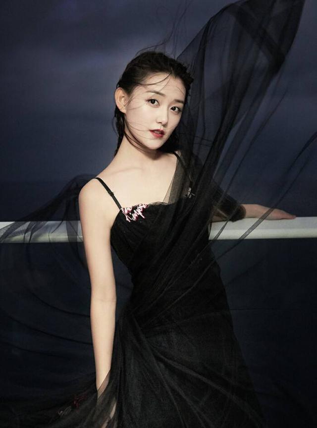 关晓彤|新剧热播,两大“国民闺女”再上热搜,到底谁才是“亲闺女”!