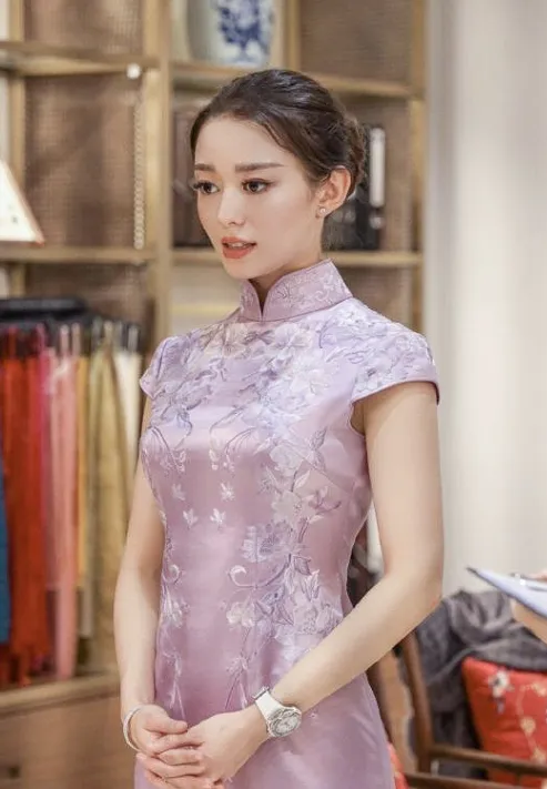 吉娜·爱丽丝■难怪吉娜的腰这么细，看清她吃火锅的专用食材，胖女孩一般都嫌弃