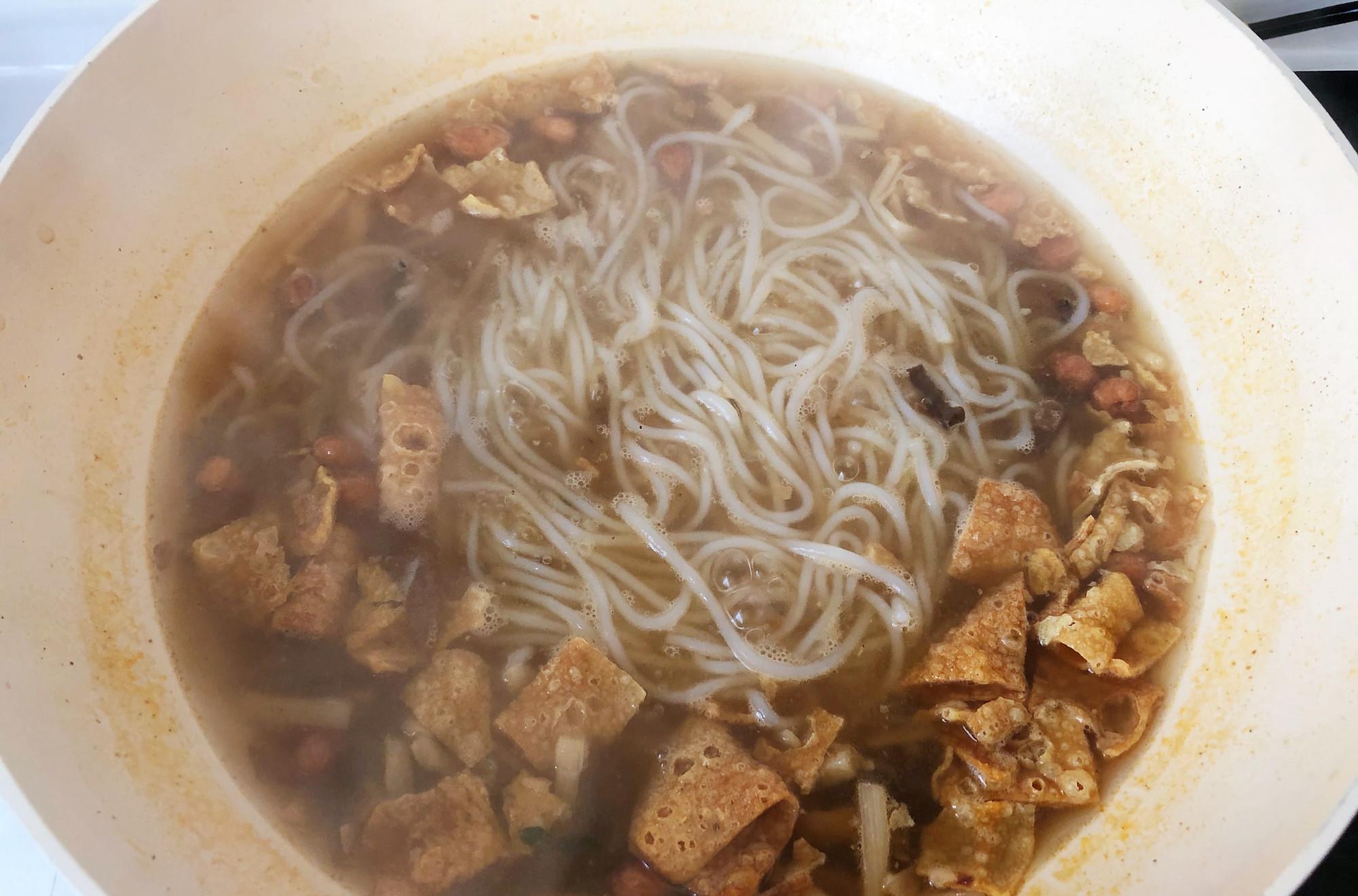 [面条]它是我家最臭的早餐，我连吃10天不嫌烦，老妈闻见就想吐，真古董