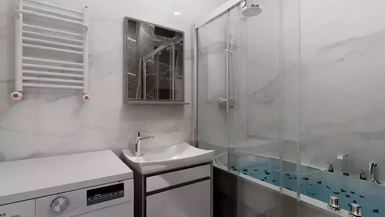 设计师|32㎡超小一居变两卧,卧室挑高,收纳空间满分,书房浴缸都有!