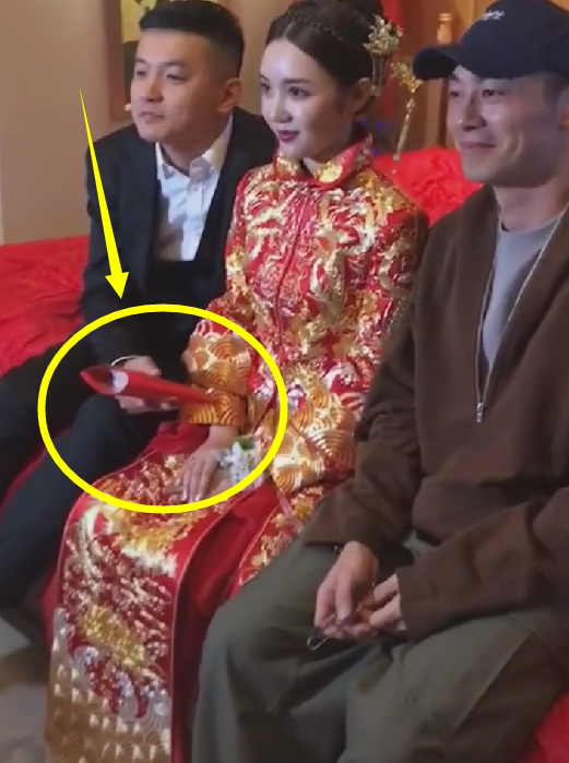 朱亚文|朱亚文给新婚妹妹送红包,看清红包厚度,贫穷限制了我的想象