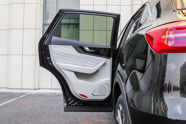 丰田汉兰达■终于被国人捧红！它比奥迪Q5气派，丐版2.0T+四驱带bose音响