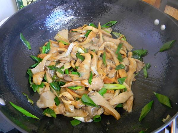 平菇|医生不会告诉你，它是强碱性食物，补血防脱发，上了年纪要常吃