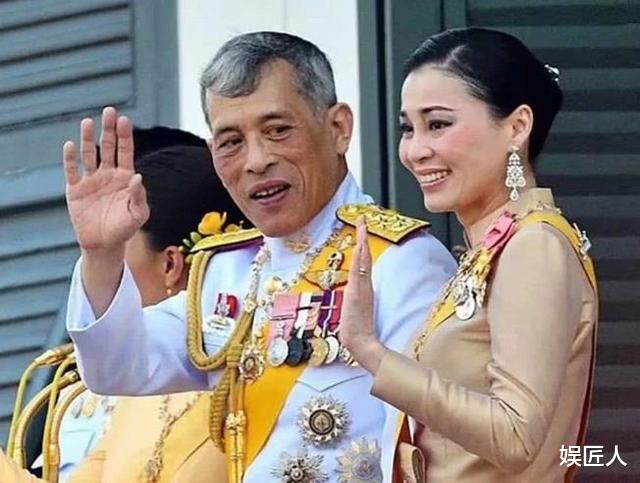 |终归老矣，42岁王后化浓妆与新贵妃争宠，满脸皱纹让泰王失去兴趣