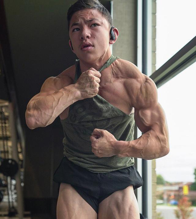 「健身」他健身4年，17岁就练出了强壮肌肉，身高只有160cm，怎么回事？