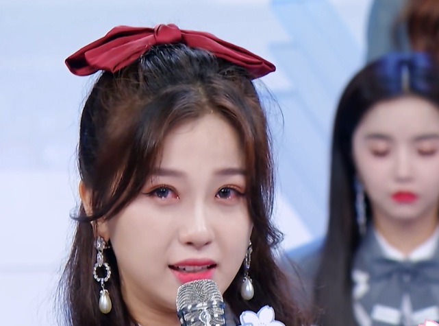 眼药水@虞书欣又拿第一名了!台上忍不住掉“金豆豆”还以为是眼药水