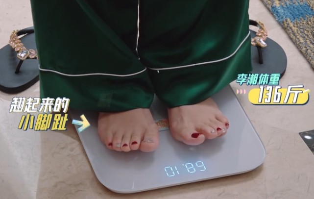李湘為證明沒長胖，雙腳上稱測量體重，鏡頭特寫到腳部，懵瞭-圖3