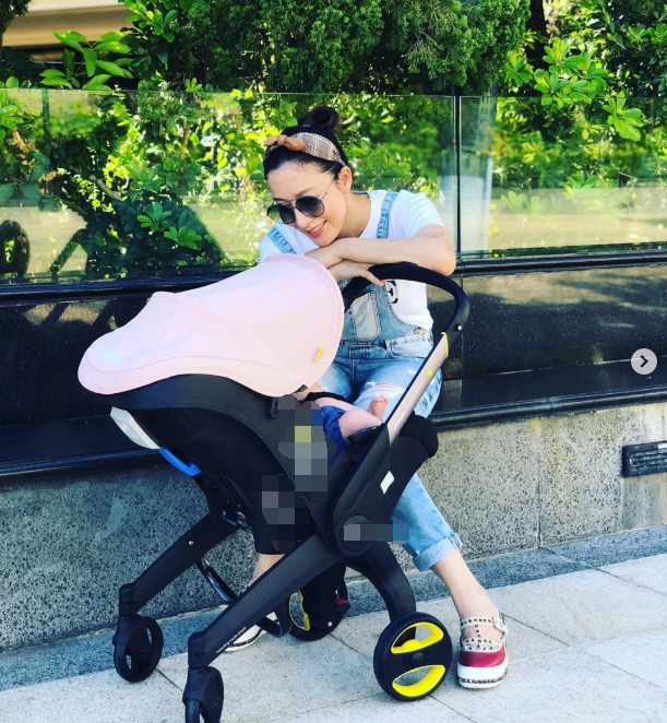 [杨怡]杨怡产女两月后晒全身照，穿背带裤腰身纤细，带女儿外出难掩幸福