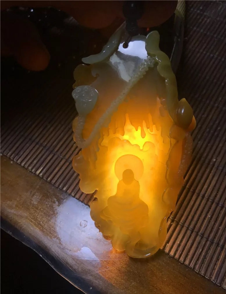 【翡翠】小伙买下怪庄翡翠原石，切开后欲哭无泪，成品却美丽动人！