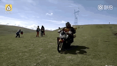 骑行|84岁老太太骑行5000km进藏，5130米雪山，她嫌太矮了