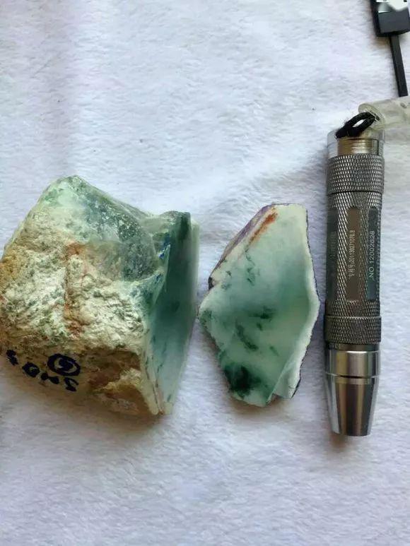 【】老缅看走眼1000块处理的翡翠赌石,却开出高冰飘花!